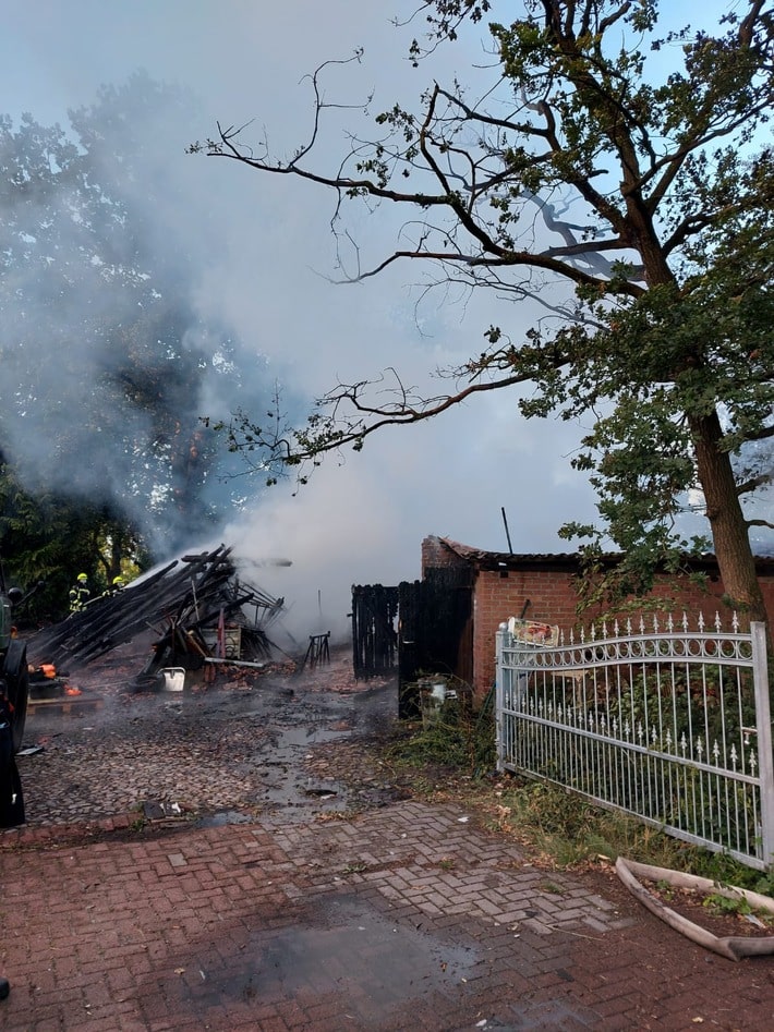 FW-ROW: Landwirtschaftliches Gebäude in Vollbrand - angrenzendes Wohnhaus kann gerettet werden