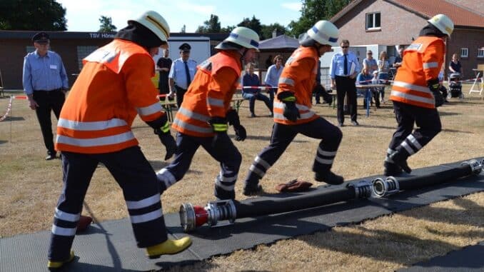 FW-ROW: Leistungen auf den Punkt abgerufen +++ 41 Feuerwehrgruppen treten in Hönau-Lindorf zum Kreisleistungsvergleich der Feuerwehren an
