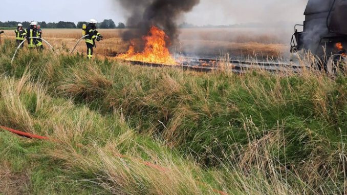 FW-ROW: Nachbarschaftliche Löschhilfe beim Mähdrescherbrand in Helvesiek