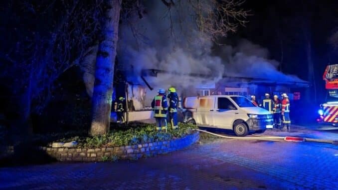 FW-ROW: Nächtlicher Gebäudebrand in Borchel
