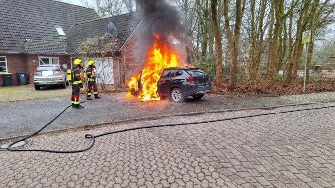 FW-ROW: PKW-Brand gegenüber Polizeistation in Sottrum
