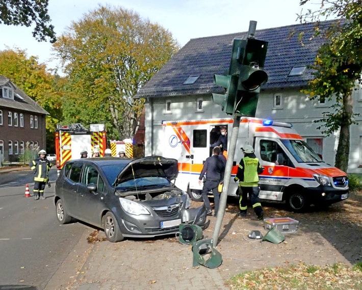 FW-ROW: PKW gegen Ampel