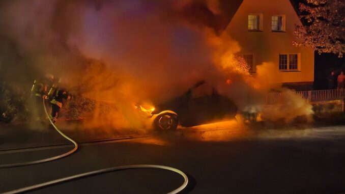 FW-ROW: PKW in Vollbrand