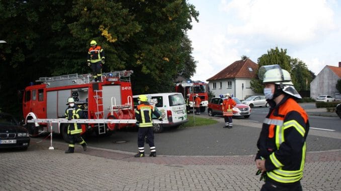 FW-ROW: Person unter Fahrzeug in Montagegrube eingeklemmt