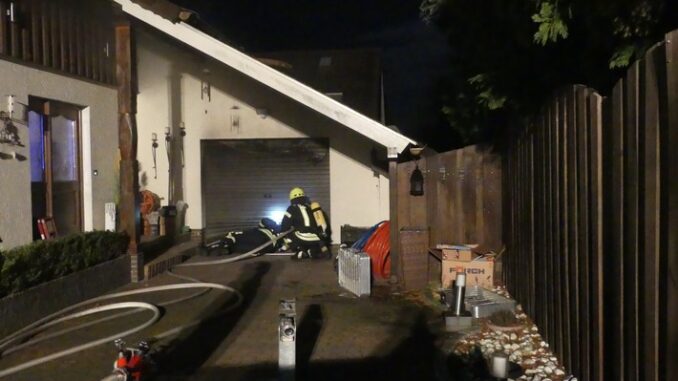 FW-ROW: Schwelbrand in einer als Lagerraum genutzten Garage