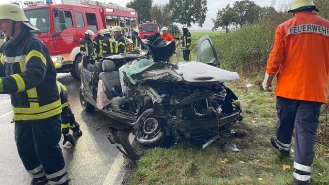 FW-ROW: Schwerer Verkehrsunfall auf Kreisstraße 139 - Feuerwehr befreit eingeklemmte Fahrerin