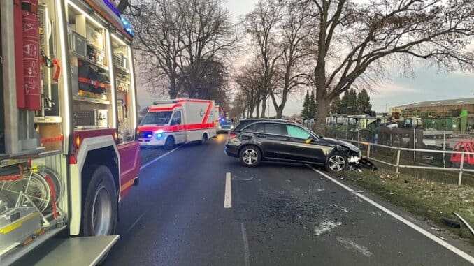 FW-ROW: Schwerer Verkehrsunfall auf Landesstraße: Feuerwehr befreit eingeschlossene Person