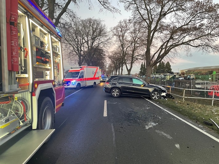 FW-ROW: Schwerer Verkehrsunfall auf Landesstraße: Feuerwehr befreit eingeschlossene Person