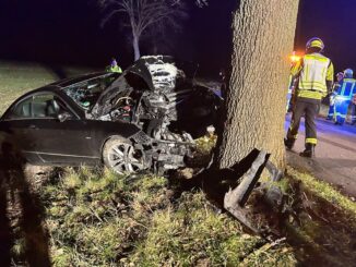 FW-ROW: Schwerer Verkehrsunfall bei Badenstedt: Mercedes prallt gegen Baum