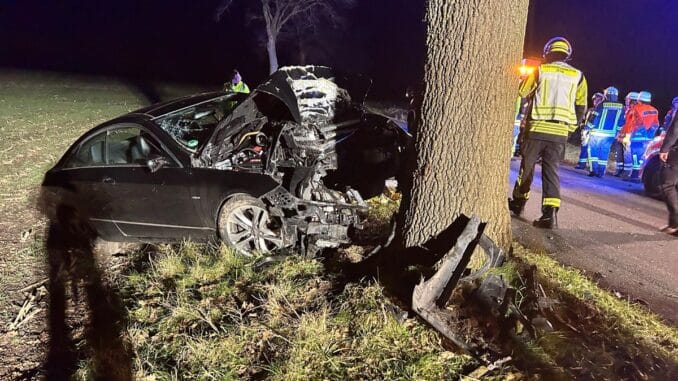 FW-ROW: Schwerer Verkehrsunfall bei Badenstedt: Mercedes prallt gegen Baum