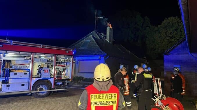 FW-ROW: Starker Funkenflug aus Schornstein in Elsdorf