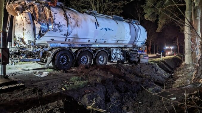 FW-ROW: Tanklastzug kippt im Trochel um