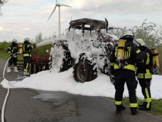 FW-ROW: Trecker gerät in Brand