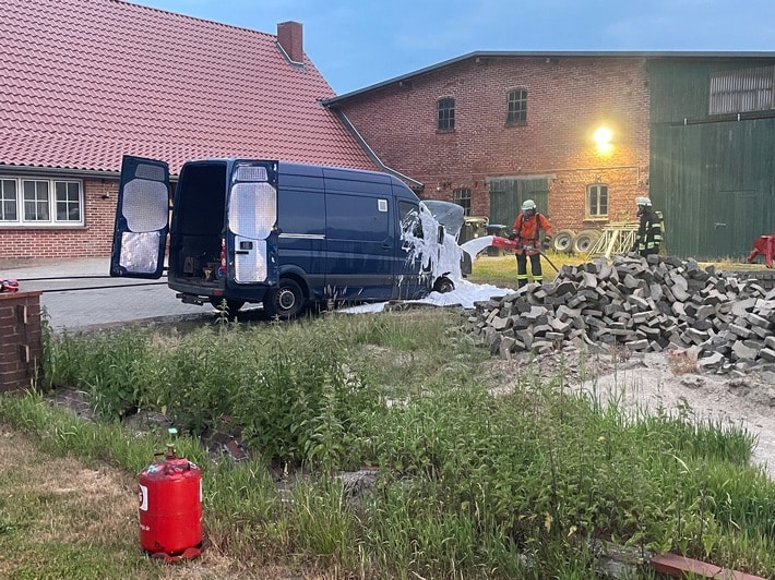 FW-ROW: VW Crafter gerät in Brand