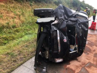 FW-ROW: Verkehrsunfall auf der A1: Kleinwagen gerät in schleudern