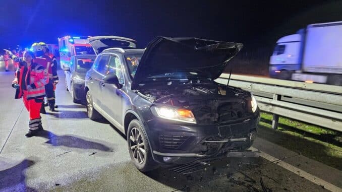 FW-ROW: Verkehrsunfall auf der Autobahn mit 9 Personen - Feuerwehr unterstützt bei Großaufgebot an Rettungsmitteln