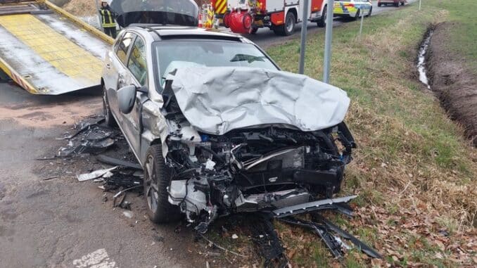 FW-ROW: Verkehrsunfall in Tiste: Pkw und Traktor kollidieren miteinander