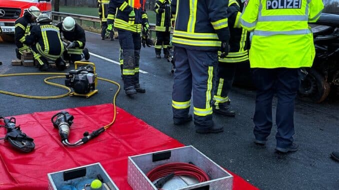 FW-ROW: Verkehrsunfall mit eingeschlossener Person