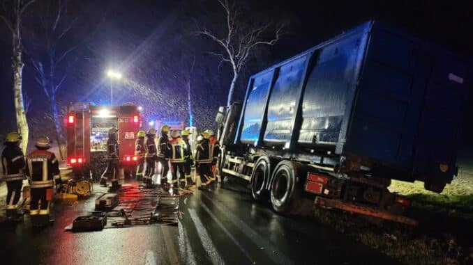 FW-ROW: Verunglückter Fahrer im LKW eingeklemmt