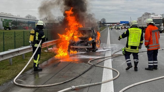 FW-ROW: Volvo brennt vollständig aus