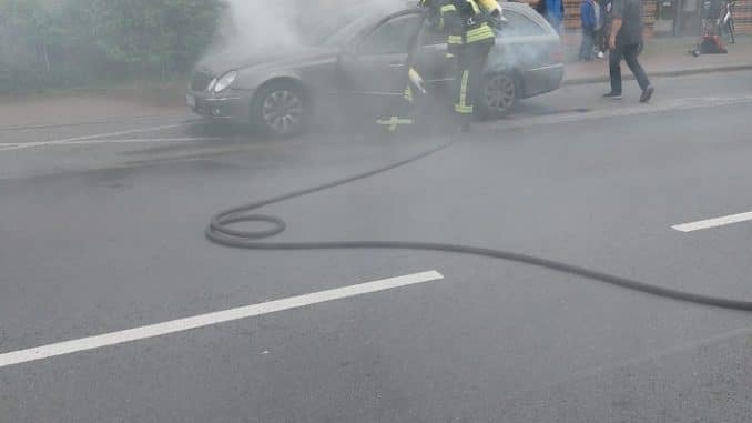 FW-ROW: Während der Fahrt fängt PKW mit Anhänger Feuer