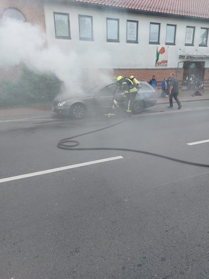FW-ROW: Während der Fahrt fängt PKW mit Anhänger Feuer