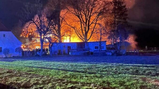 FW-ROW: Wohngebäude mit angrenzendem Stall gerät in Brand
