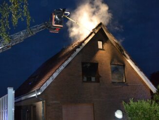 FW-ROW: Zimmerbrand setzt Dachstuhl beim Einfamilienhaus in Brand