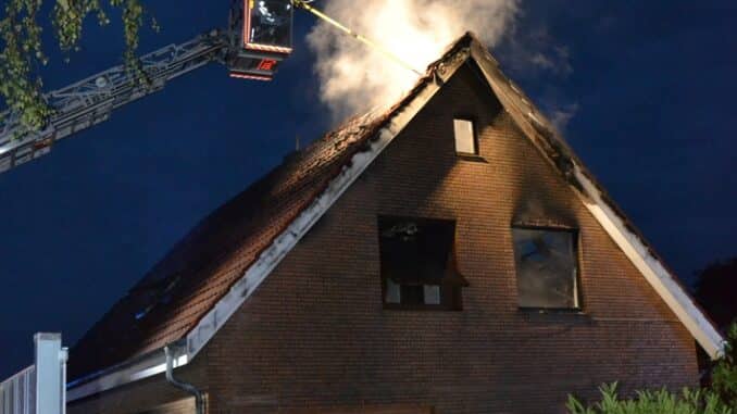 FW-ROW: Zimmerbrand setzt Dachstuhl beim Einfamilienhaus in Brand