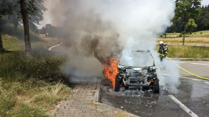 FW-Radolfzell: Fahrzeugbrand auf der B 33