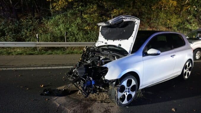 FW Ratingen: 13.11.2022 gegen 21.30 Uhr Verkehrsunfall mit 3 beteiligten PKW 1 Person im PKW eingeklemmt.