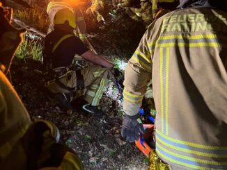 FW Ratingen: Aufwändiger Einsatz in Ratingen - Feuerwehr Ratingen rettet Person aus schwer zugänglicher Schlucht