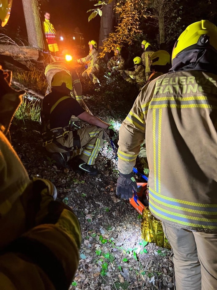 FW Ratingen: Aufwändiger Einsatz in Ratingen - Feuerwehr Ratingen rettet Person aus schwer zugänglicher Schlucht