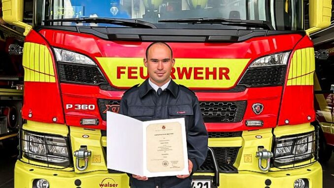 FW Ratingen: Ausbildung beendet - erst Notfallsanitäter, dann Brandmeister