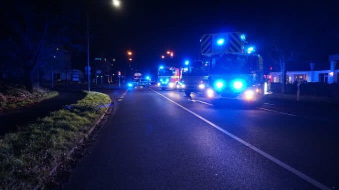 FW Ratingen: Brand in Hotelküche - Friteuse geht in Flammen auf
