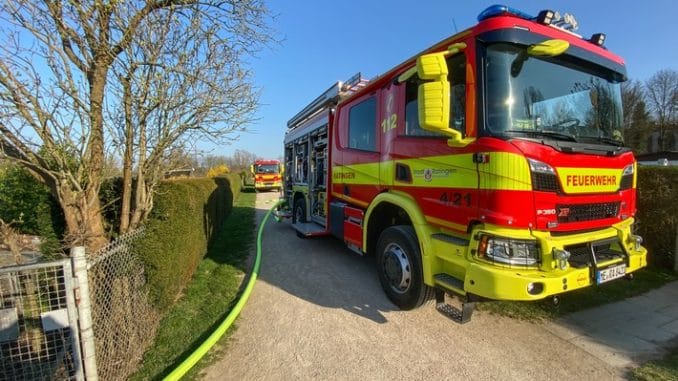 FW Ratingen: Brand in Laube - Feuerwehr im Einsatz