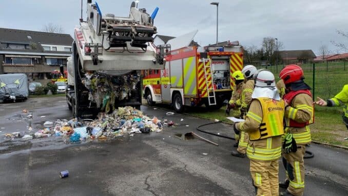 FW Ratingen: Brand in Müllwagen schnell unter Kontrolle