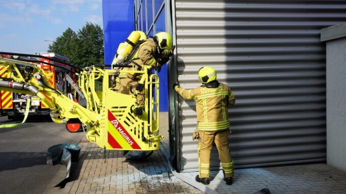 FW Ratingen: Brand nach Abflämmen von Unkraut - Feuerwehr Ratingen verhindert größeren Gebäudebrand