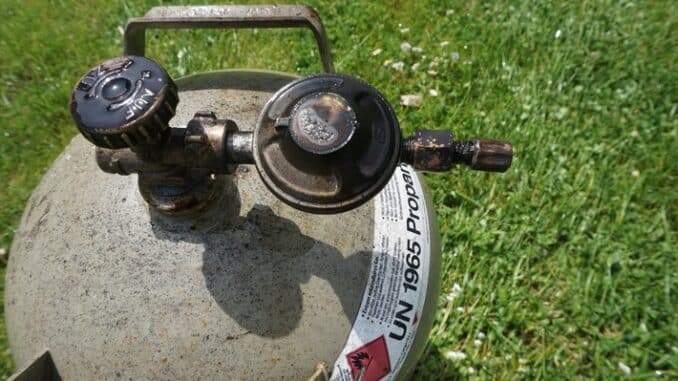 FW Ratingen: Brennender Gasgrill am Gebäude
