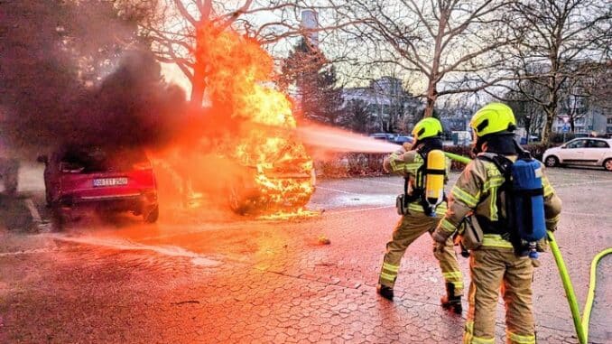 FW Ratingen: Brennender PKW und eine Person im Wasser - Feuerwehr Ratingen im Einsatz
