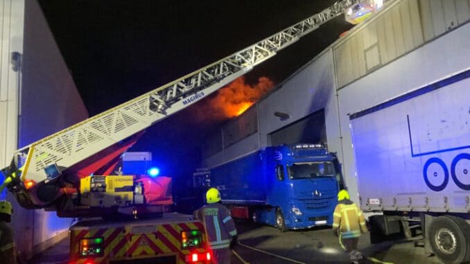 FW Ratingen: Brennendes Dach einer Lagerhalle löst Großeinsatz der Feuerwehr Ratingen aus.