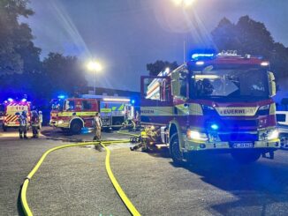 FW Ratingen: Dachstuhlbrand in Reihenhaus, Übergriff auf Nachbargebäude verhindert