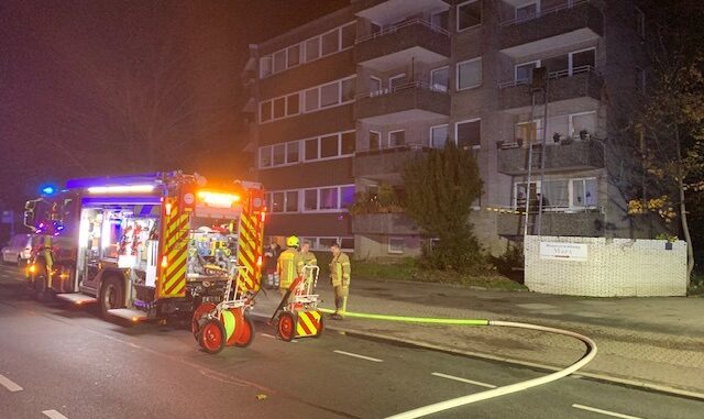 FW Ratingen: Eine Person aus brennender Wohnung gerettet