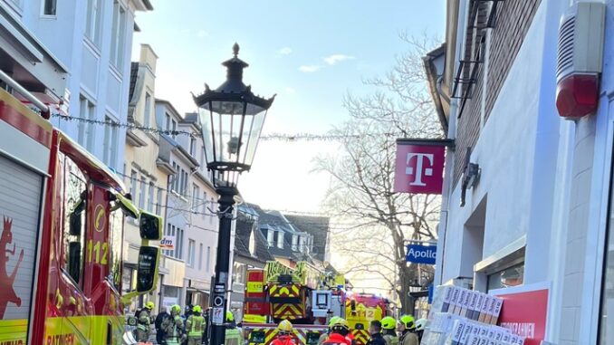 FW Ratingen: FW Ratingen: - aufmerksame Nachbarn alarmieren die Feuerwehr