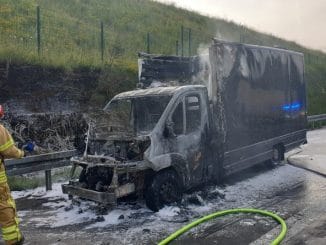 FW Ratingen: Fahrzeugbrand - starke Rauchentwicklung auf der Autobahn