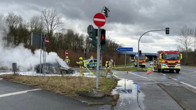 FW Ratingen: Fahrzeugbrand und parallele Einsätze