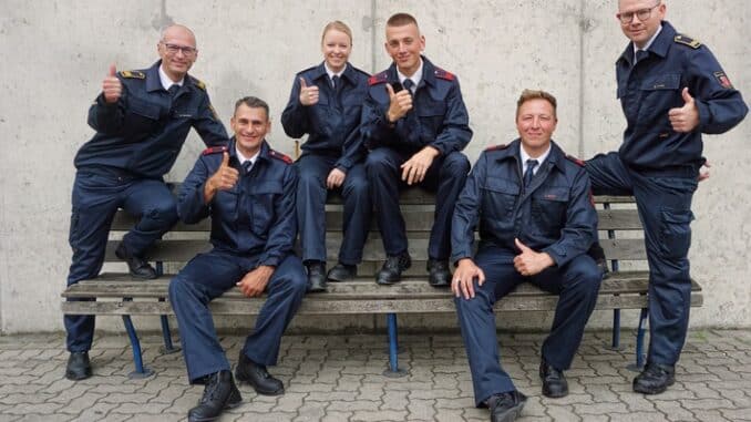 FW Ratingen: Feuerwehr Ratingen gratuliert - Eine Brandoberinspektorin und drei Brandmeister verstärken das Team