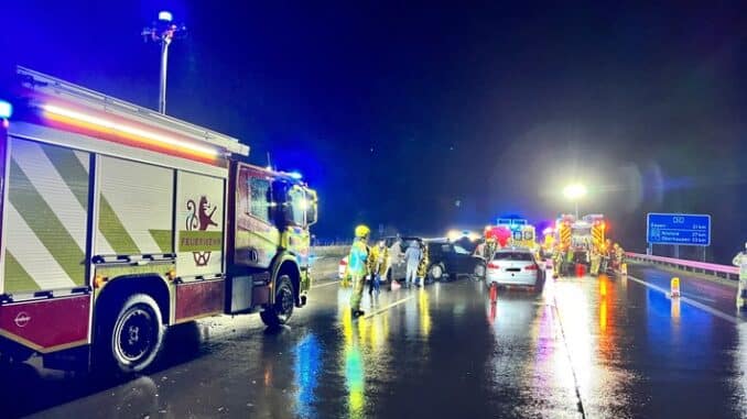 FW Ratingen: Fünf Fahrzeuge verunfallen auf der A52