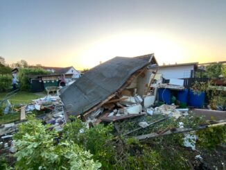 FW Ratingen: Gartenhaus in Kleingartenanlage explodiert, 1 Person verletzt Ratingen Mitte, Formerstraße, 04.06.2023, 04:51 Uhr