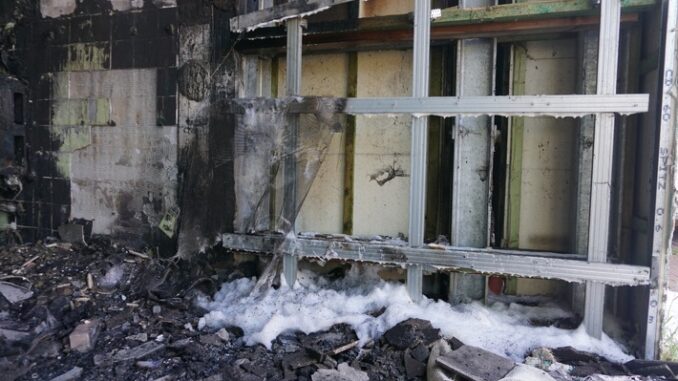 FW Ratingen: Gebäudebrand Berliner Platz mit drei Parallelereignissen